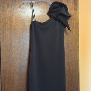 Elegant black evening dress with bow accent